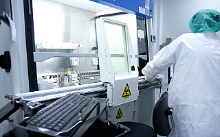 Czy praca w laboratorium jest niebezpieczna? „Wirusy nie unoszą się w powietrzu”